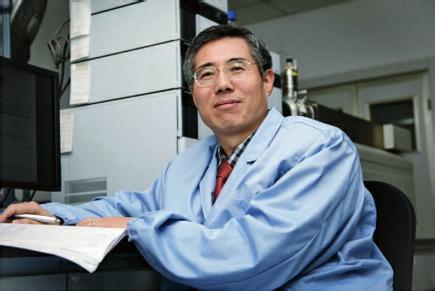 《医药经济报》颁发了对陈春麟博士的报路——《以中国快率驰骋》