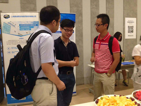 PP电子游戏CMC部门副主任黄冲和参会人员互换