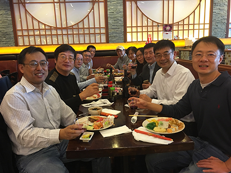 汪俊博士（右3）和专家们介绍PP电子游戏的最新国内大事记