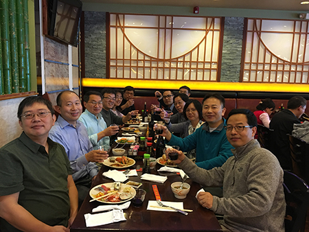 下届SAPA会长刘建博士（左），PP电子游戏新泽西客户总监王建锋博士（右5）等专家举杯庆佳节