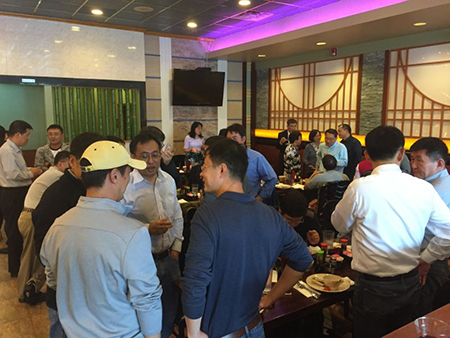 专家们相谈甚欢，直到晚上时辰，仍不舍离去