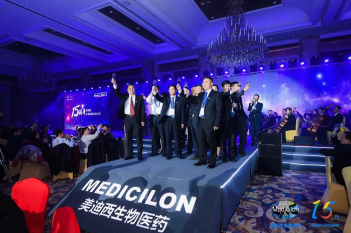 PP电子游戏CEO陈春麟携高管团队敬酒