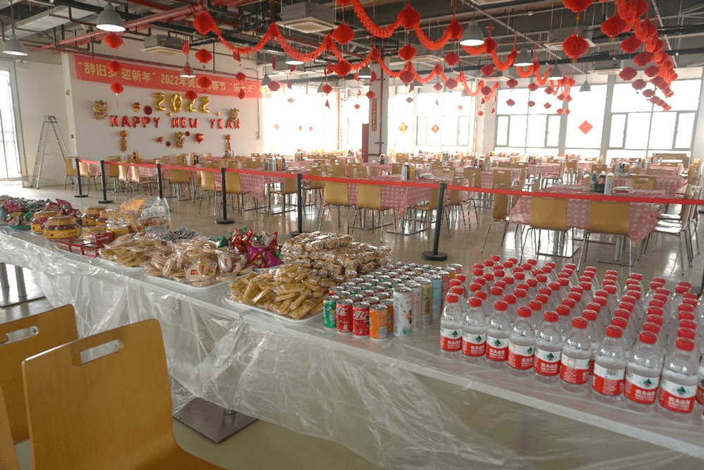 PP电子游戏还为同伴们筹备了水果、零食、饮料等